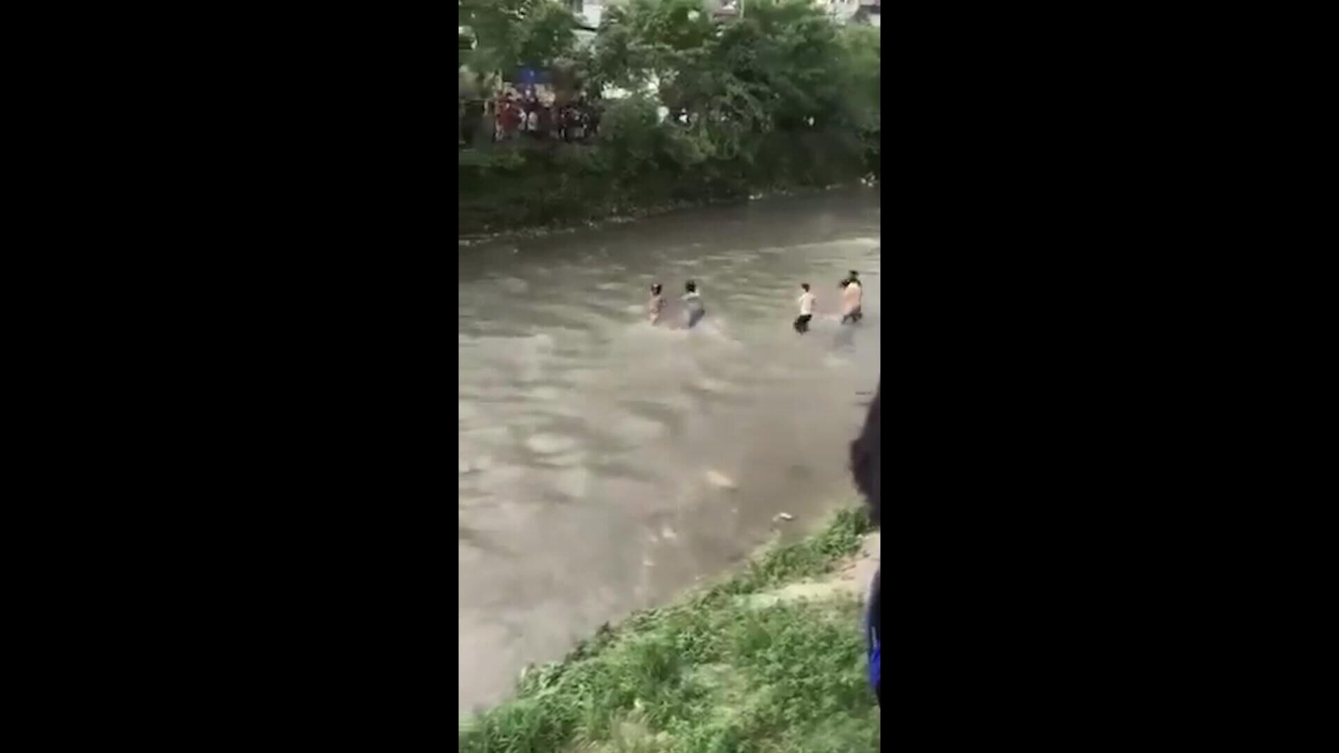 Эсэргүүцэгчид сангийн сайдыг зодож, ус руу унагажээ